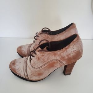 Matisse lace up Oxford bootie shoes distressed tan